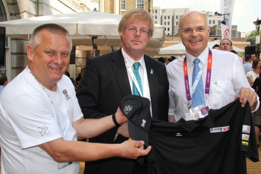 Des tenues olympiques ERIMA pour Johnson, le maire de Londres