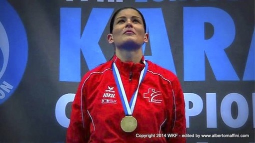 En tenue  ERIMA, Fanny Clavien laisse éclater sa joie après sa troisième médaille d’or en karaté