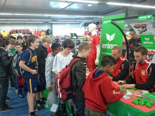 Énorme succès pour la séance d’autographes organisée par ERIMA avec les footballeurs vedettes du FC Thun